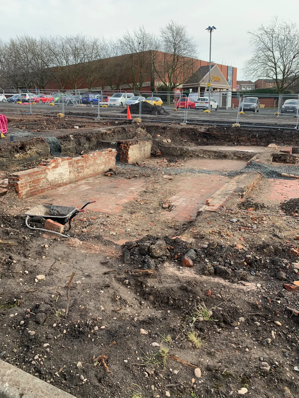 Here are a few pics from some Archeology taking place adjacent to Flood Street. Sadly the fencing wouldn't allow me closer to take better pictures. The excavations show the evidence of former back to back housing, floor tiling laid directly onto the earth, street or yard cobblestones, a coal hole/cellar and possibly a garden path? Then there's a mysterious line of embossed bricks. Tho' not to be seen there'd have been outside WC's.  All rather romantic as the past is often portrayed but such housing tended to create insanitary conditions with rising damp, open indoor fires & lack of ventilation.  - IMG_3701.jpg